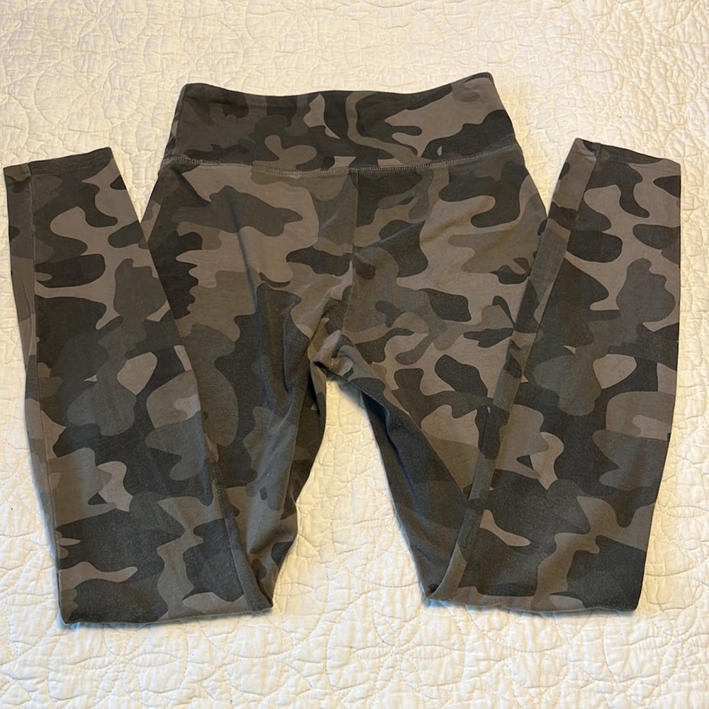 Wild Fable High Waited Green Camo Leggings. Size XS. EUC! - Picture 3 of 5